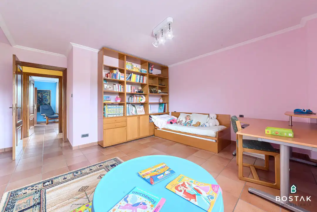 Sala d'estar de Casa o xalet en venda en Barrika amb Calefacció, Jardí privat i Terrassa