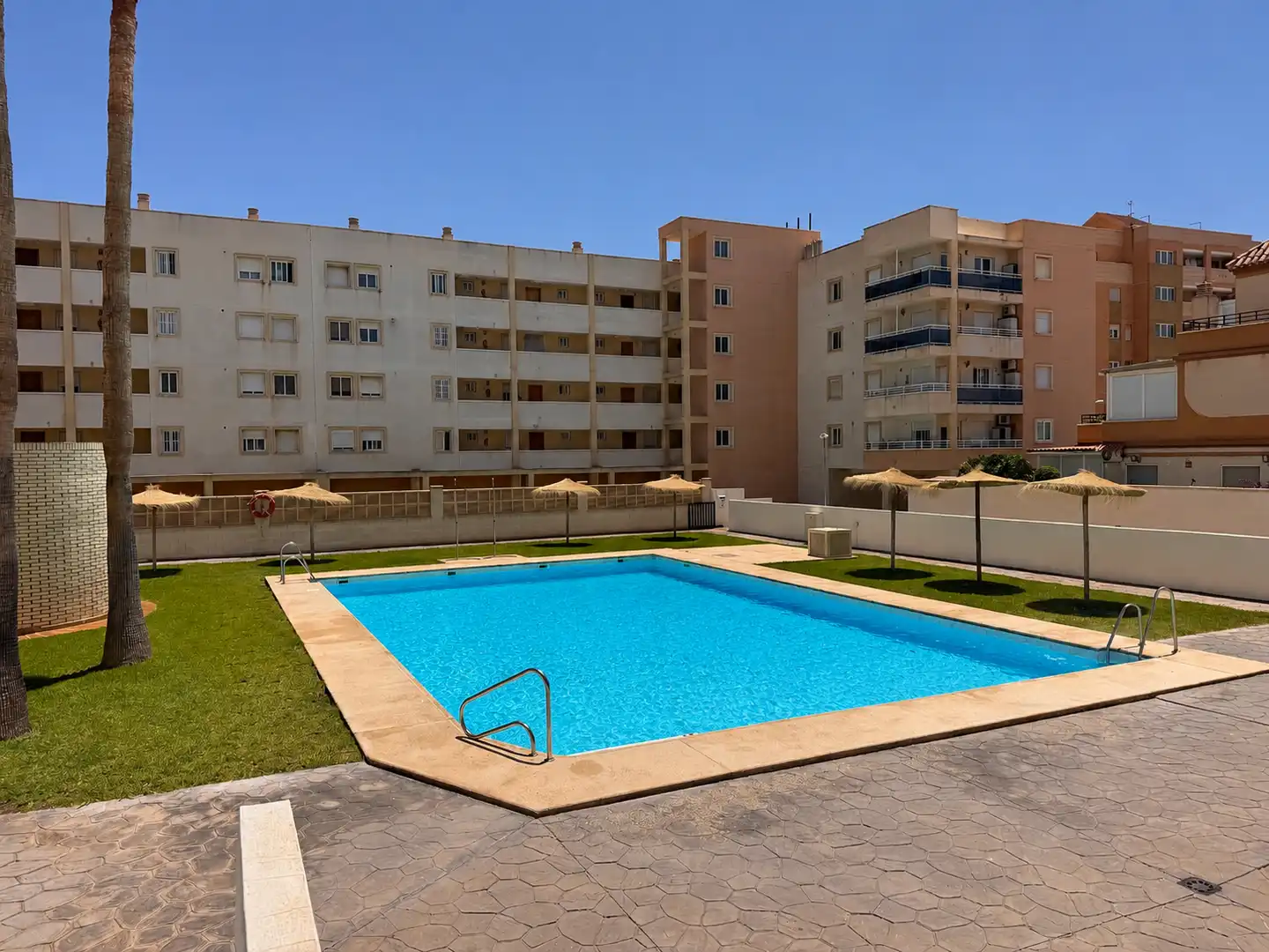 Piscina de Apartament en venda en Roquetas de Mar amb Aire condicionat, Terrassa i Moblat