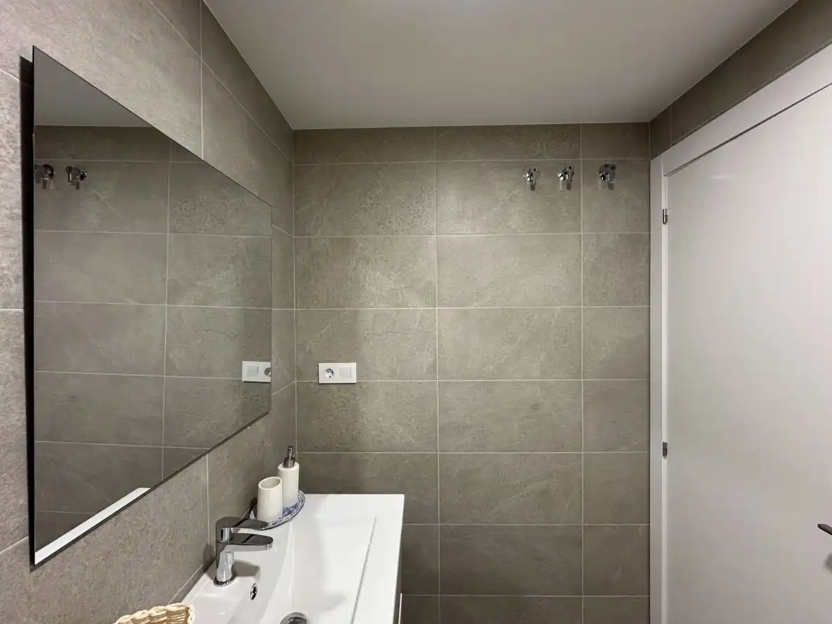 Badezimmer von Wohnungen zum Verkauf in Santa Pola mit Klimaanlage, Abstellraum und Schwimmbad
