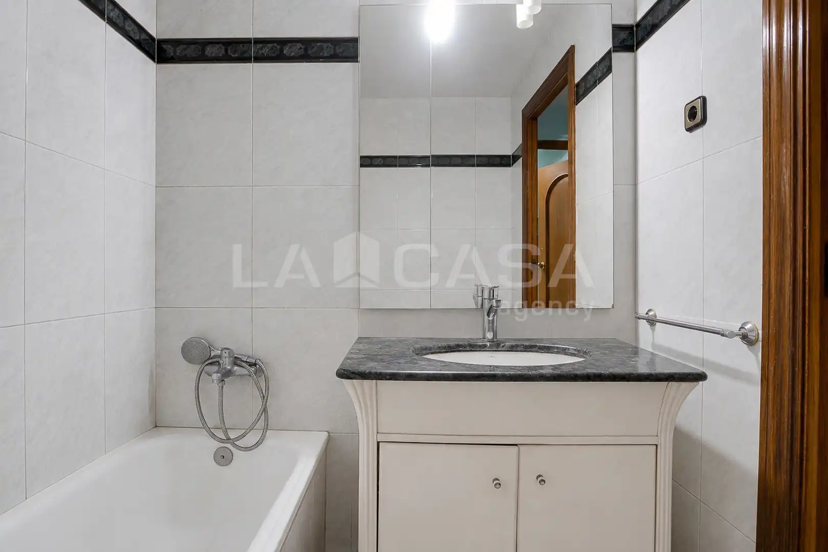 Bathroom of Flat for sale in L'Hospitalet de Llobregat  with Balcony