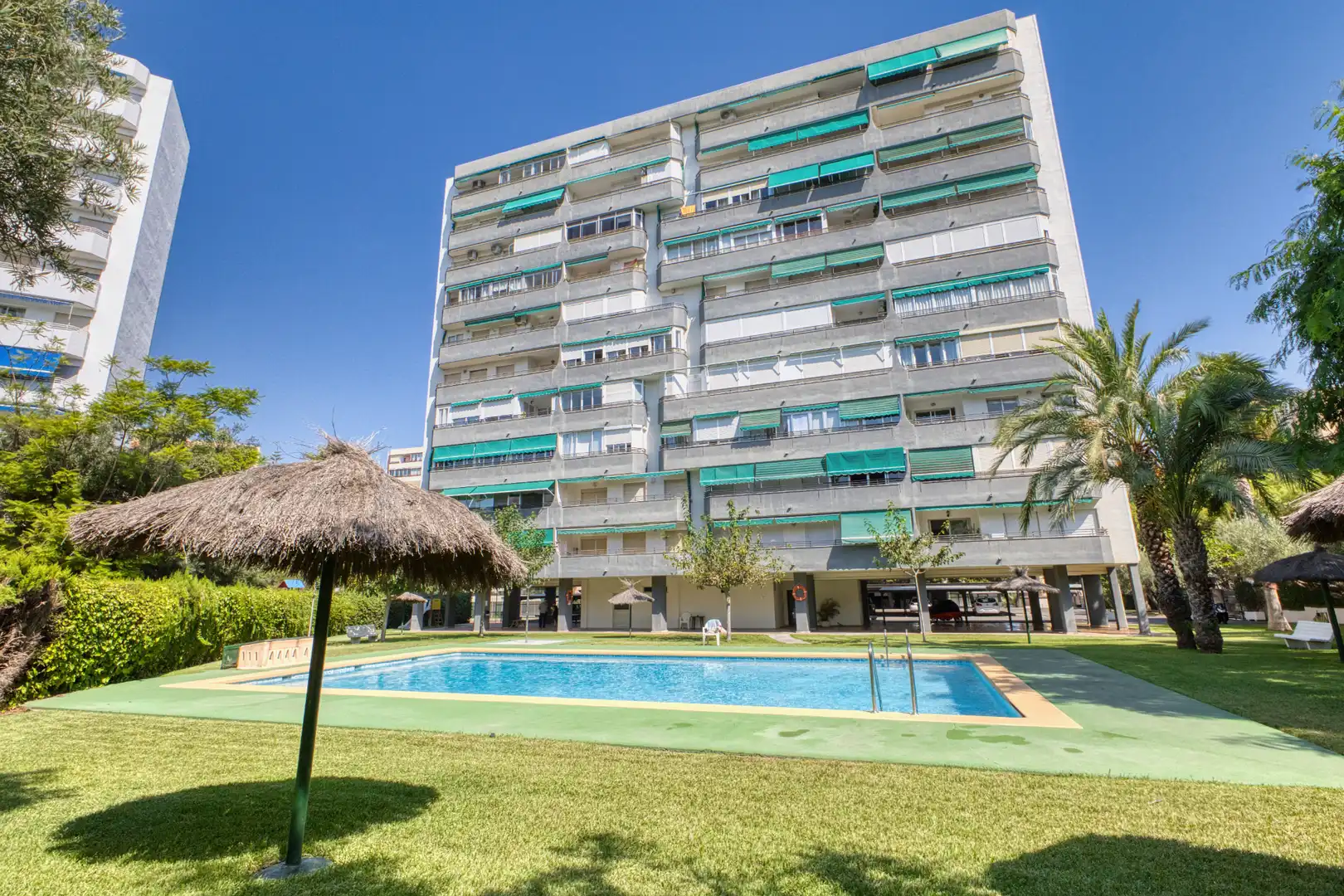 Pis amb piscina de lloguer a Carrer Anguila