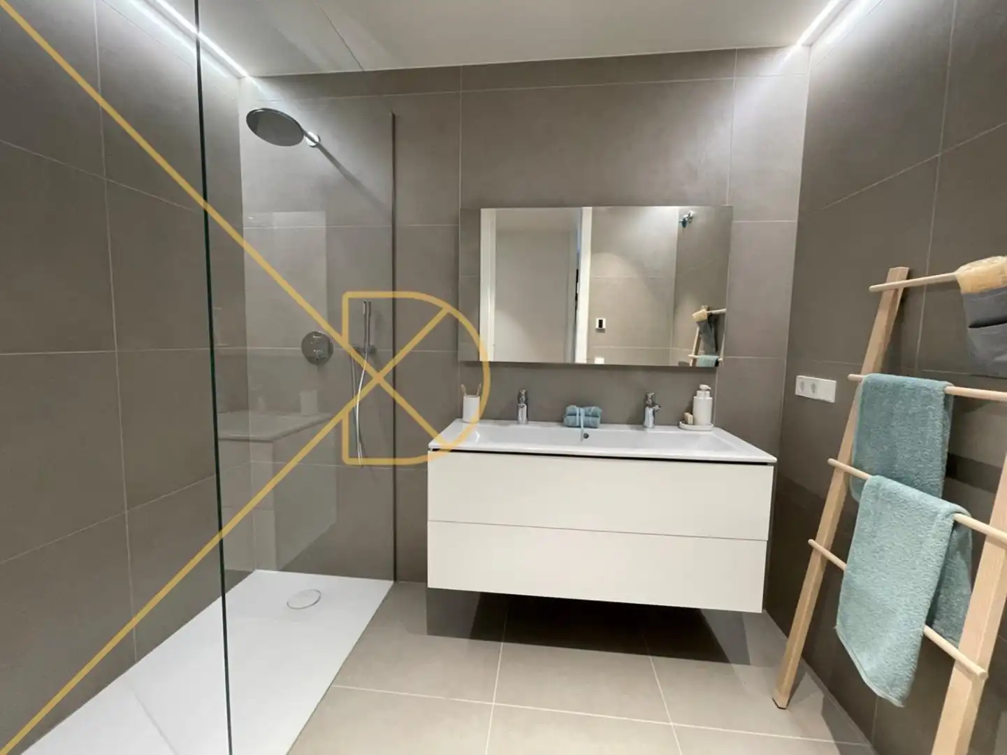Badezimmer von Wohnung zum Verkauf in Barcelona mit Klimaanlage, Heizung und Parkett
