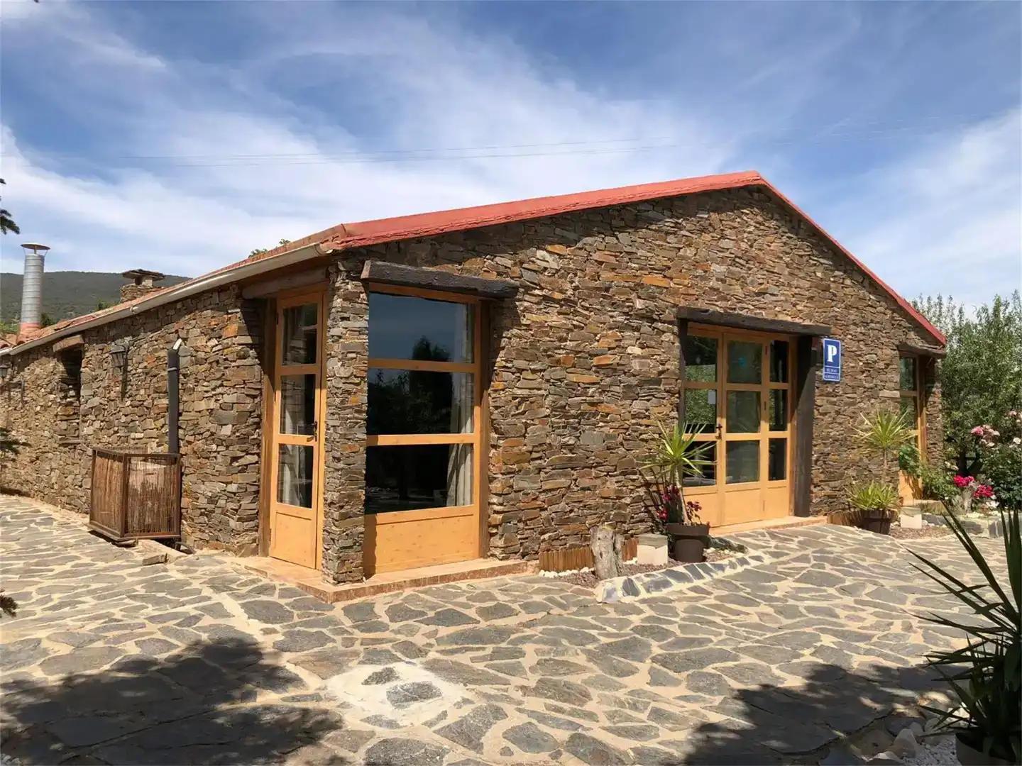 Vista exterior de Finca rústica en venda en Nevada amb Aire condicionat, Piscina i Balcó