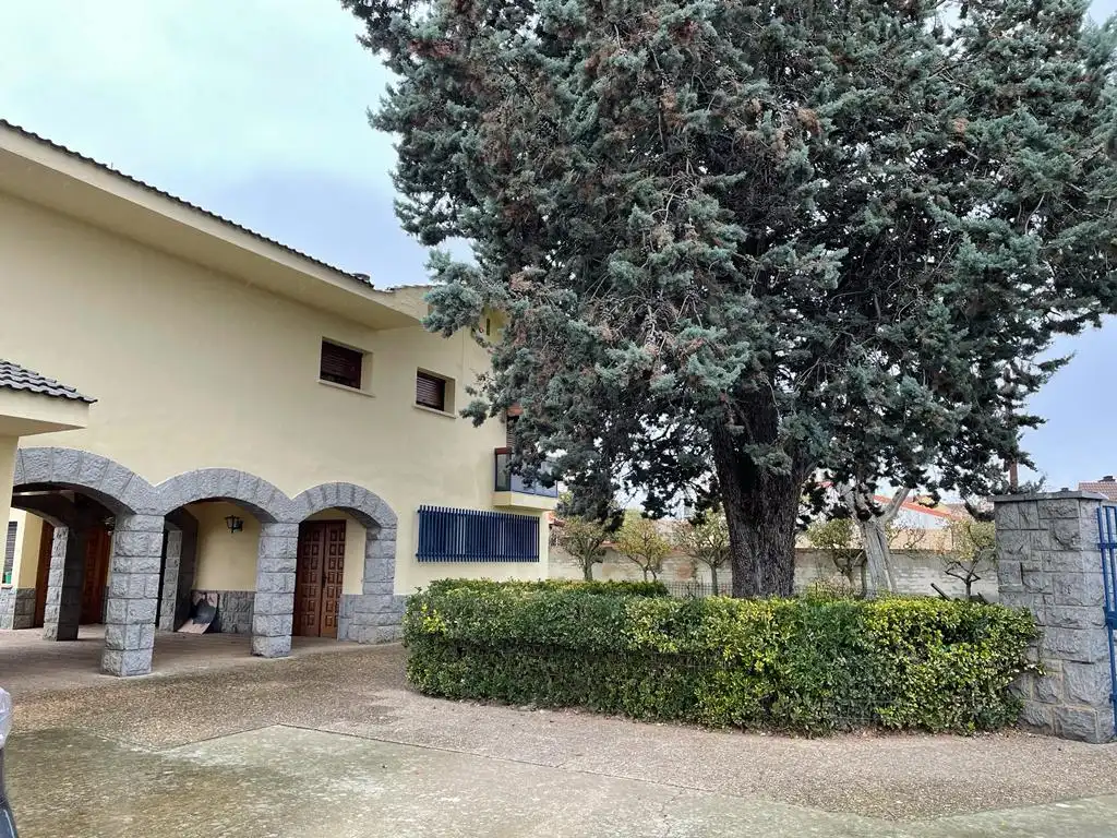 Vista exterior de Casa o xalet en venda en Castañares de Rioja amb Calefacció, Jardí privat i Parquet