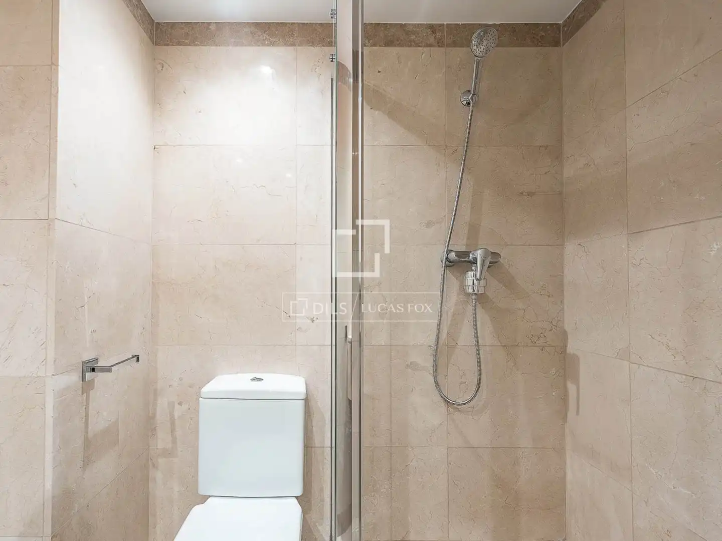 Badezimmer von Wohnung zum Verkauf in Barcelona mit Klimaanlage, Heizung und Abstellraum