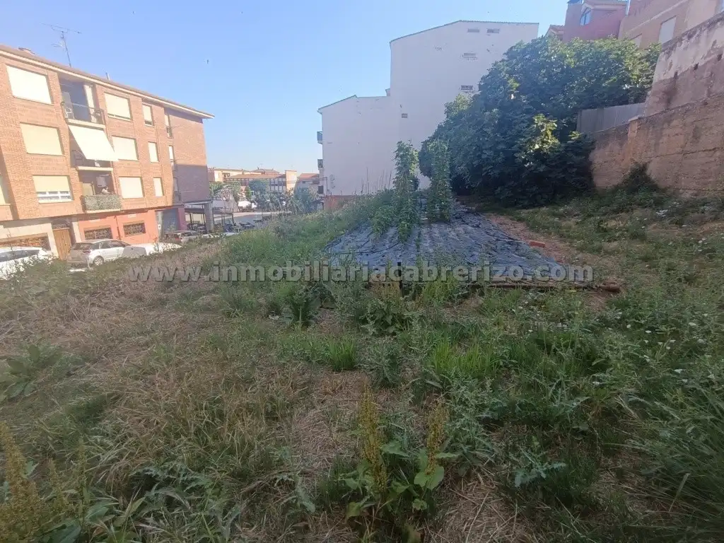 Terreno residencial en venta en Calle Gonzalo de Berceo