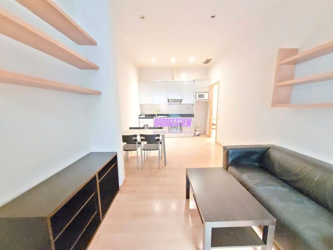 Sala d'estar de Estudi de lloguer en Badalona amb Parquet