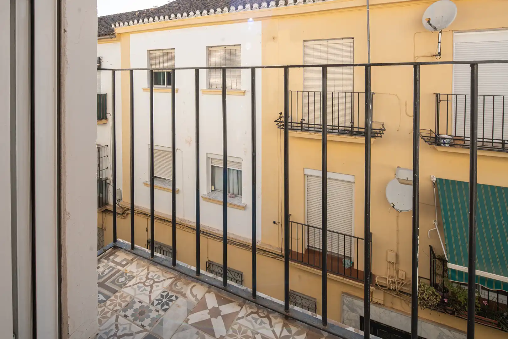 Außenansicht von Wohnung zum Verkauf in Granada mit Parkett, Möbliert und Ofen
