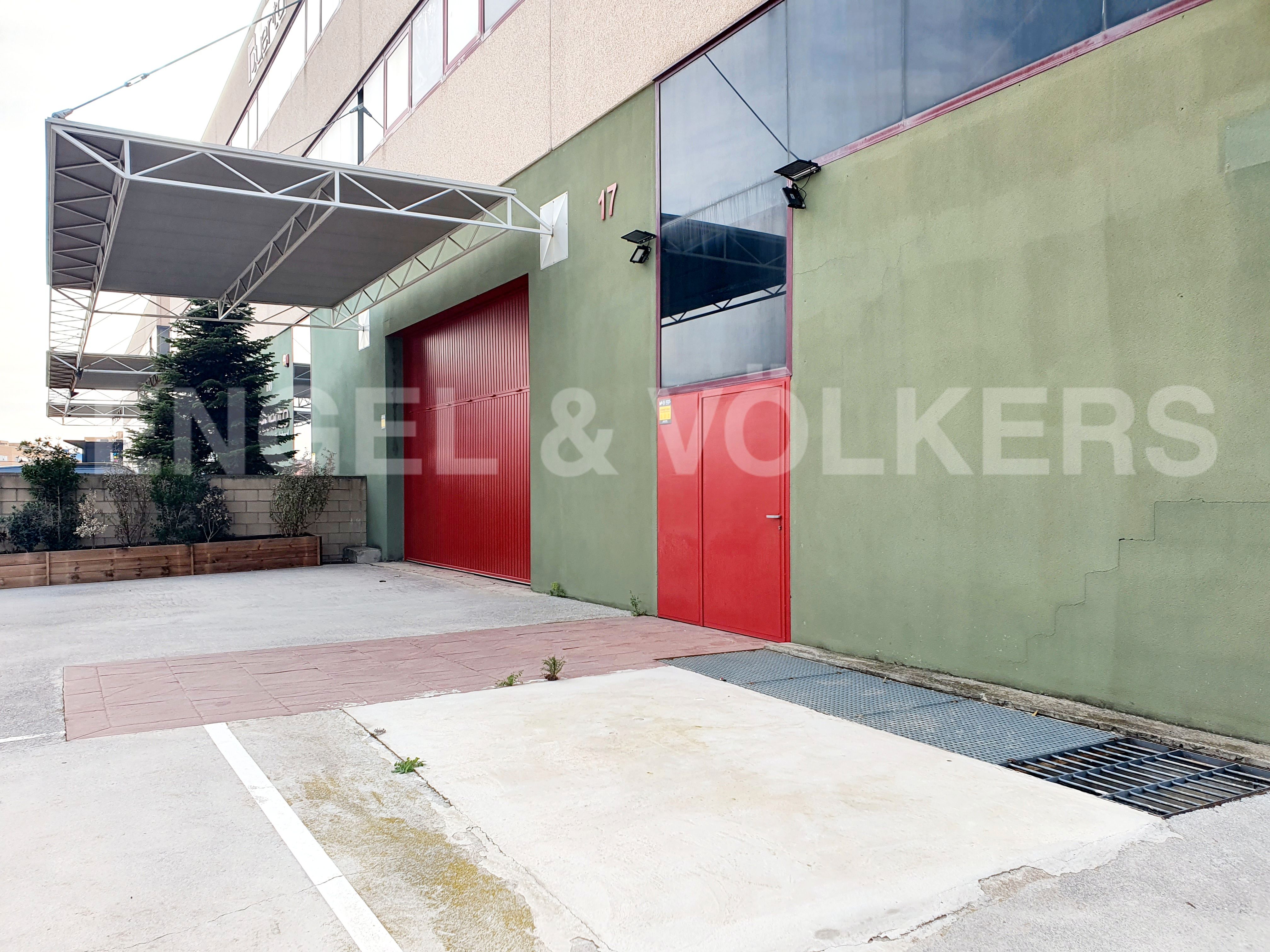 Exterior view of Industrial buildings for sale in Badalona