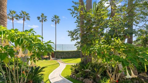 Foto 2 de Apartamento en venta en Urbanización Andalucía Beach, 168, El Velerín, Estepona