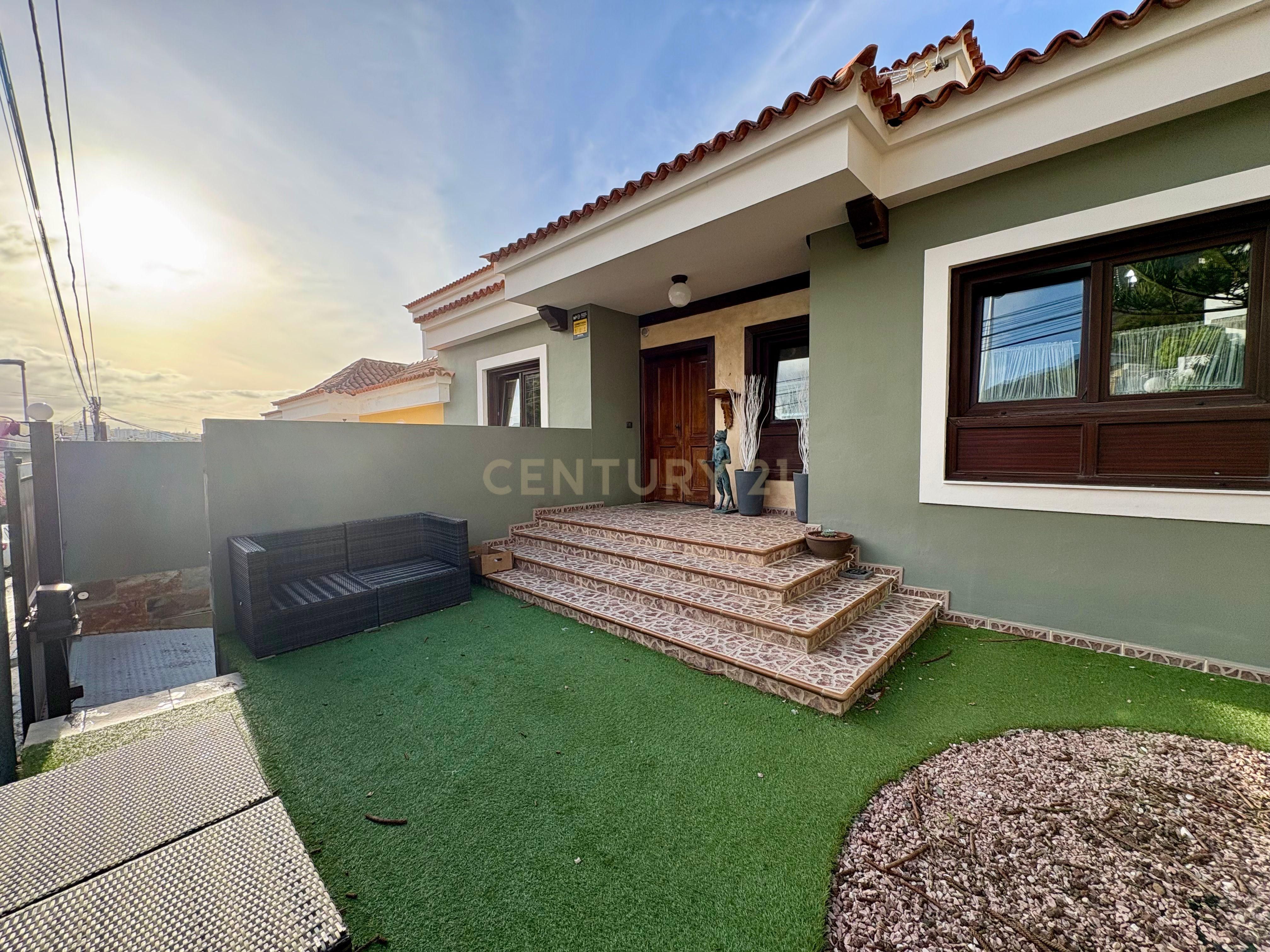 Exterior view of Single-family semi-detached for sale in San Cristóbal de la Laguna  with Private garden, Storage room and Balcony