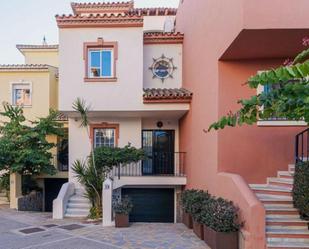 Vista exterior de Casa adosada de lloguer en Estepona amb Aire condicionat, Jardí privat i Terrassa