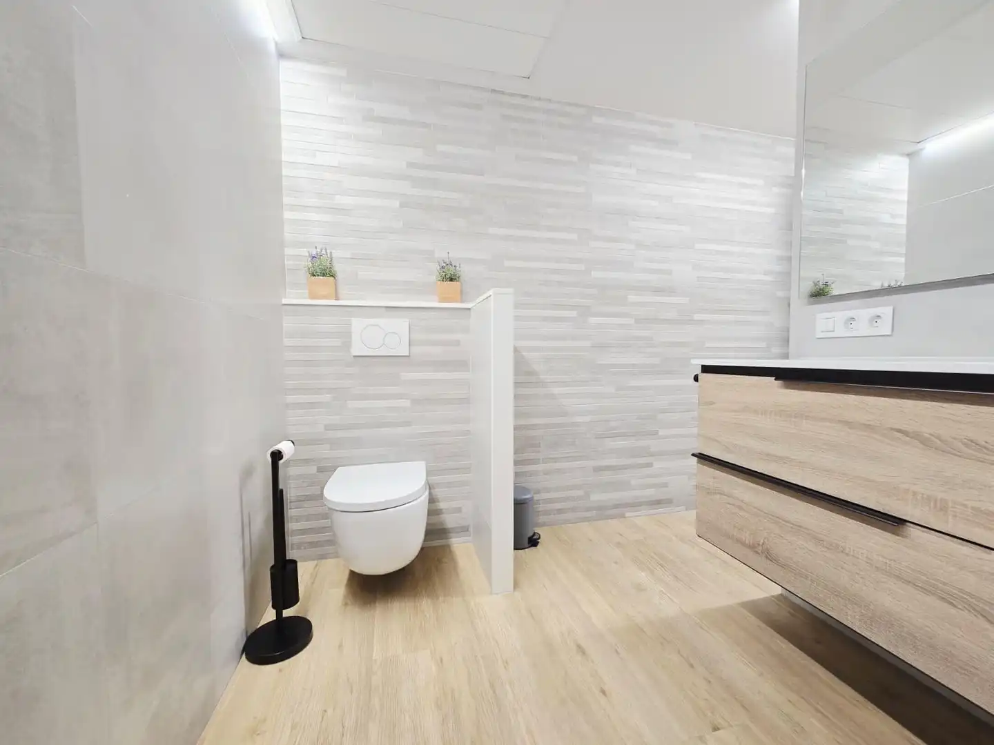 Bathroom of Flat for rent in Valencia  with Parquet flooring and Terrace