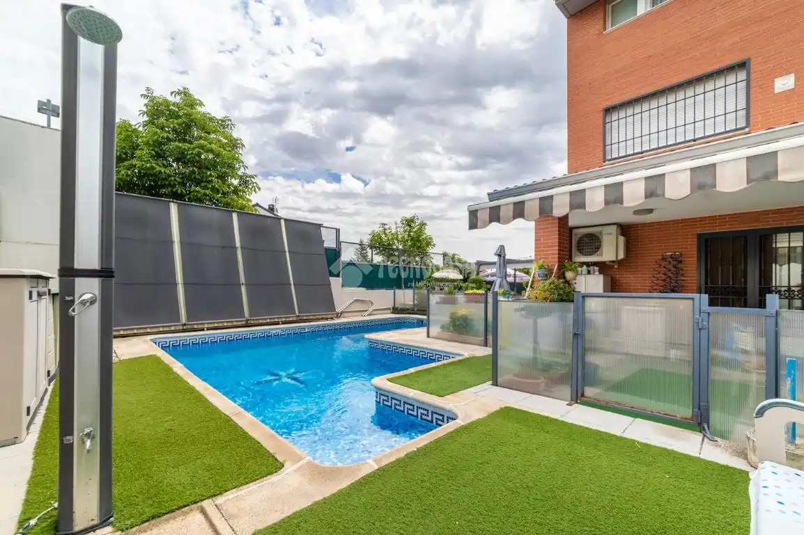 Piscina de Casa adosada en venda en Paracuellos de Jarama amb Aire condicionat, Calefacció i Terrassa