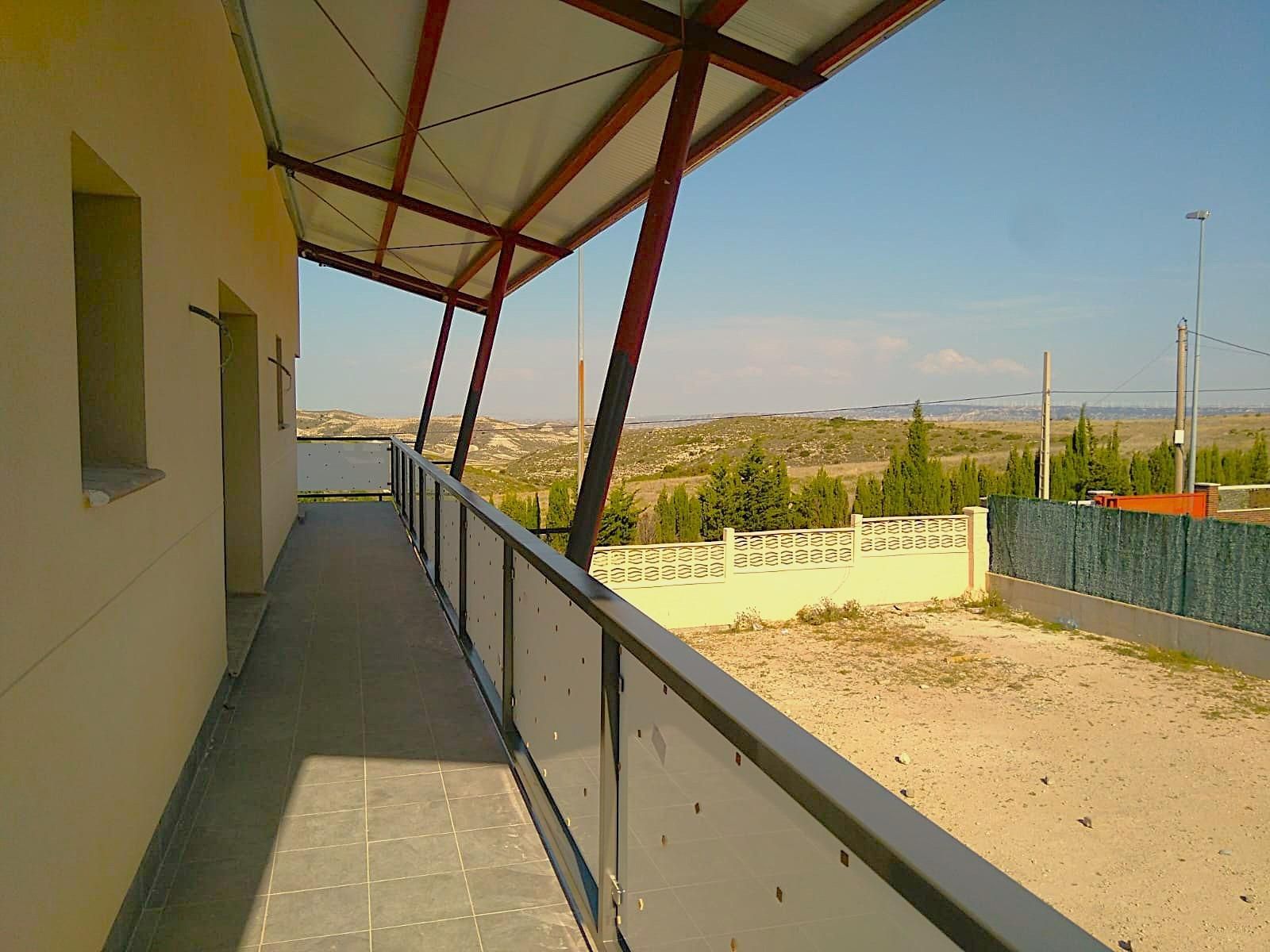 Terrassa de Casa o xalet en venda en La Muela amb Jardí privat, Balcó i Alarma