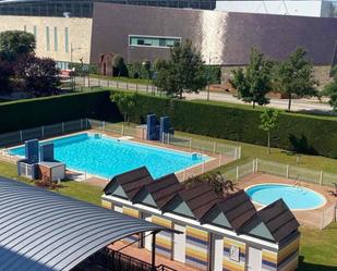 Piscina de Pis en venda en León Capital  amb Calefacció, Traster i Piscina
