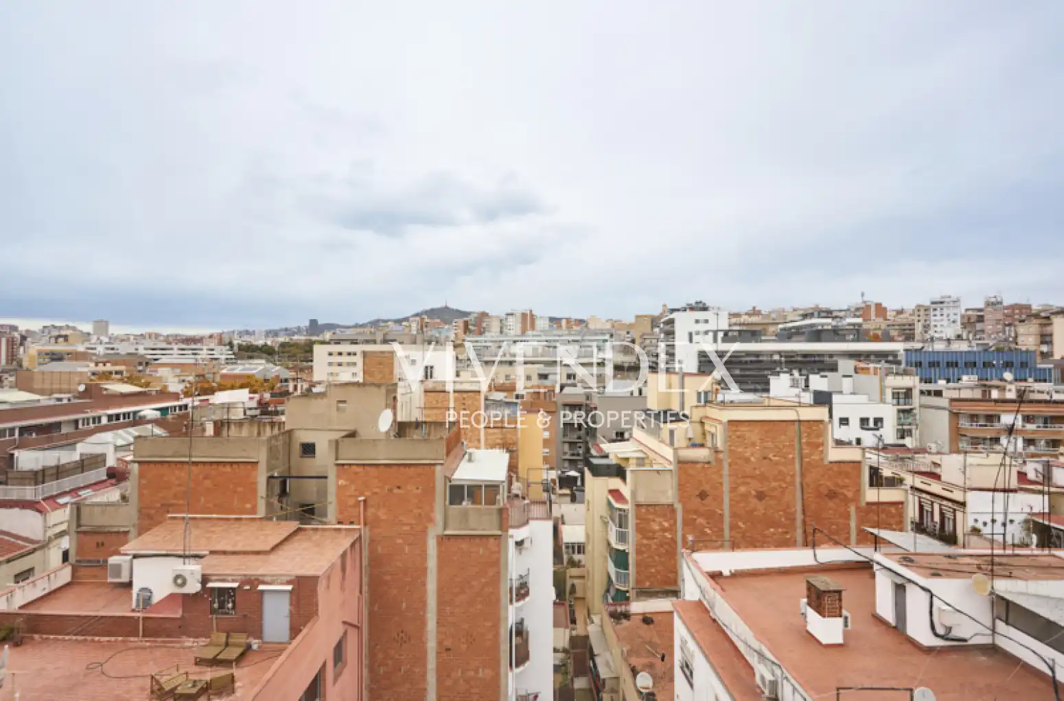 Vista exterior de Ático en venta en L'Hospitalet de Llobregat con Aire acondicionado, Calefacción y Terraza