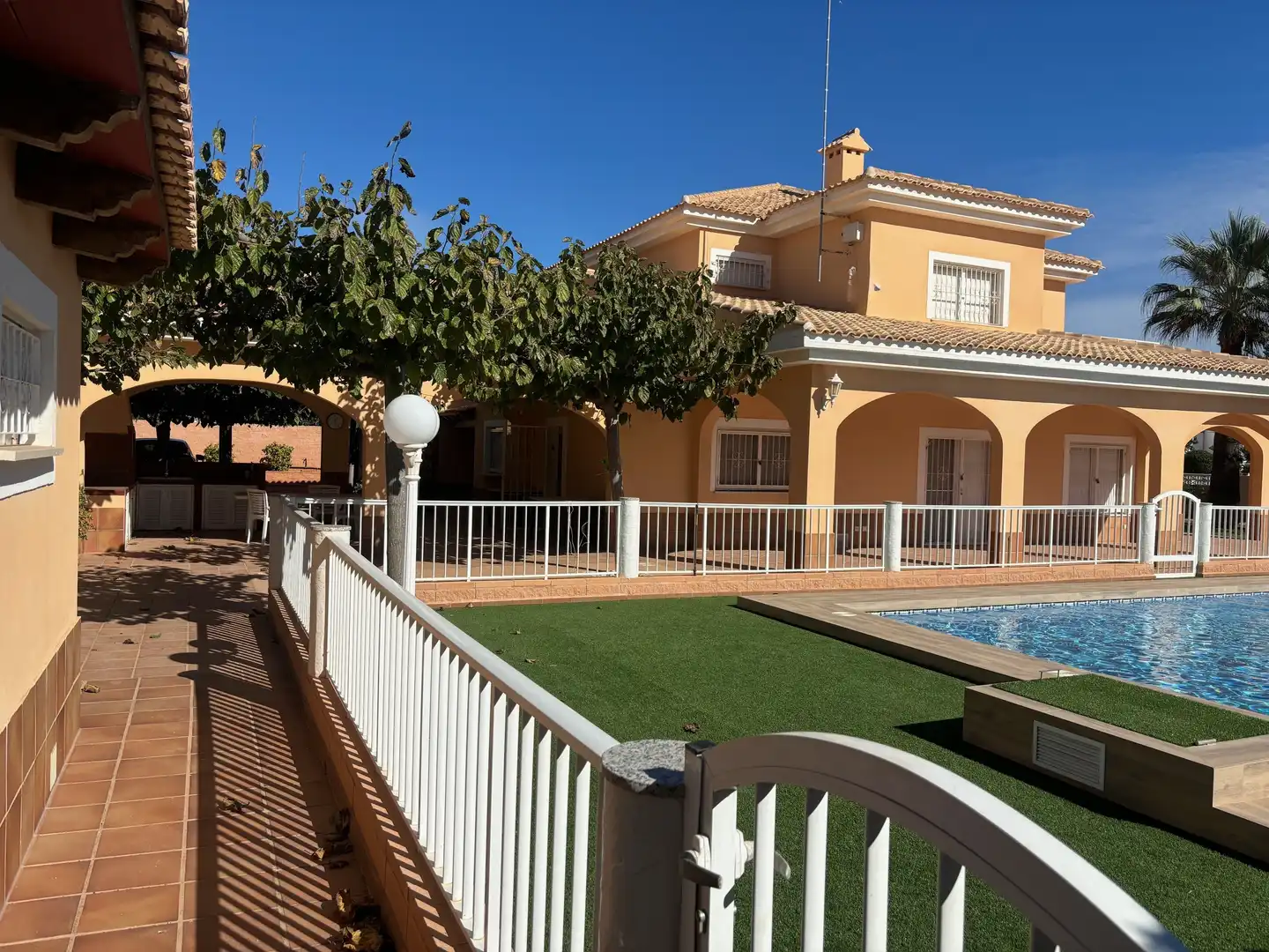 Außenansicht von Erdgeschoss zum Verkauf in La Manga del Mar Menor mit Klimaanlage, Privatgarten und Schwimmbad