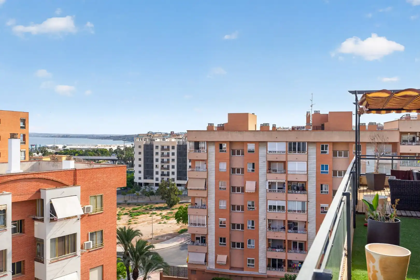 Vista exterior de Àtic en venda en Alicante / Alacant amb Calefacció, Terrassa i Piscina comunitària