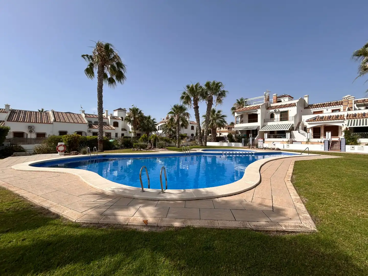 Piscina de Casa adosada en venda en Orihuela amb Aire condicionat, Jardí privat i Terrassa