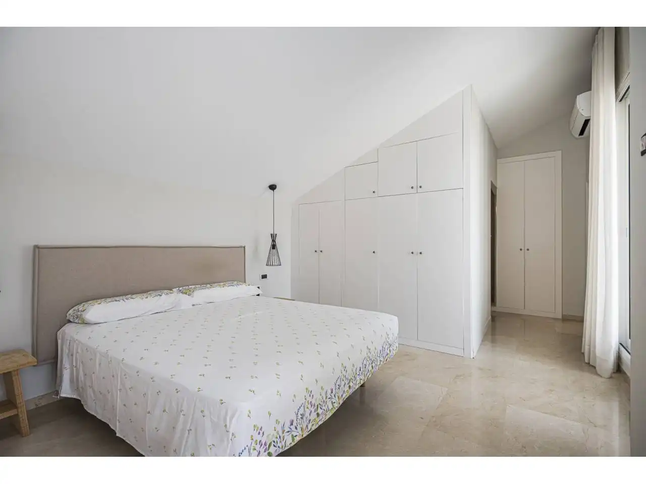 Schlafzimmer von Dachboden zum Verkauf in Sitges mit Klimaanlage, Heizung und Terrasse
