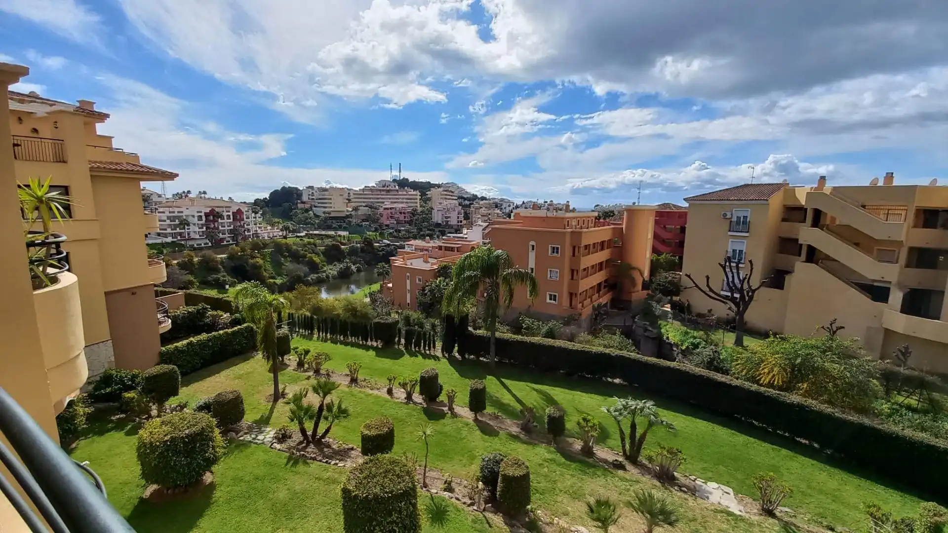Vista exterior de Àtic de lloguer en Mijas amb Terrassa, Traster i Moblat