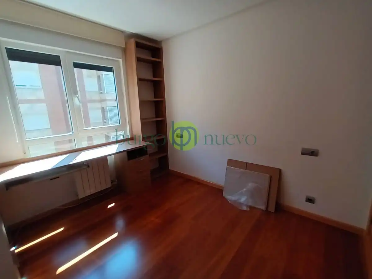 Apartamento de alquiler en León Capital  con Calefacción, Terraza y Amueblado