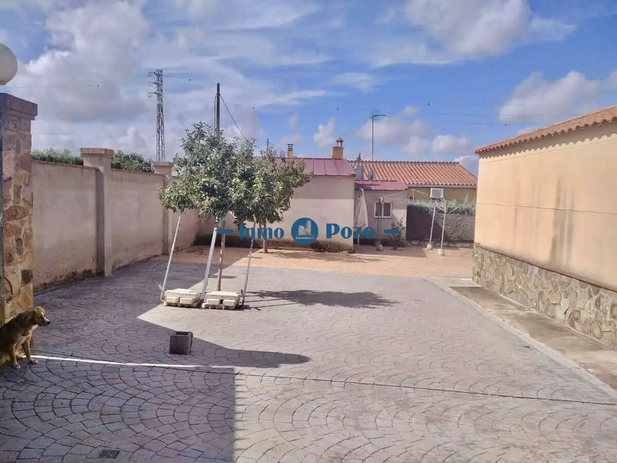Houses for sale in Almendralejo  with Air Conditioner, Terrace and Storage room