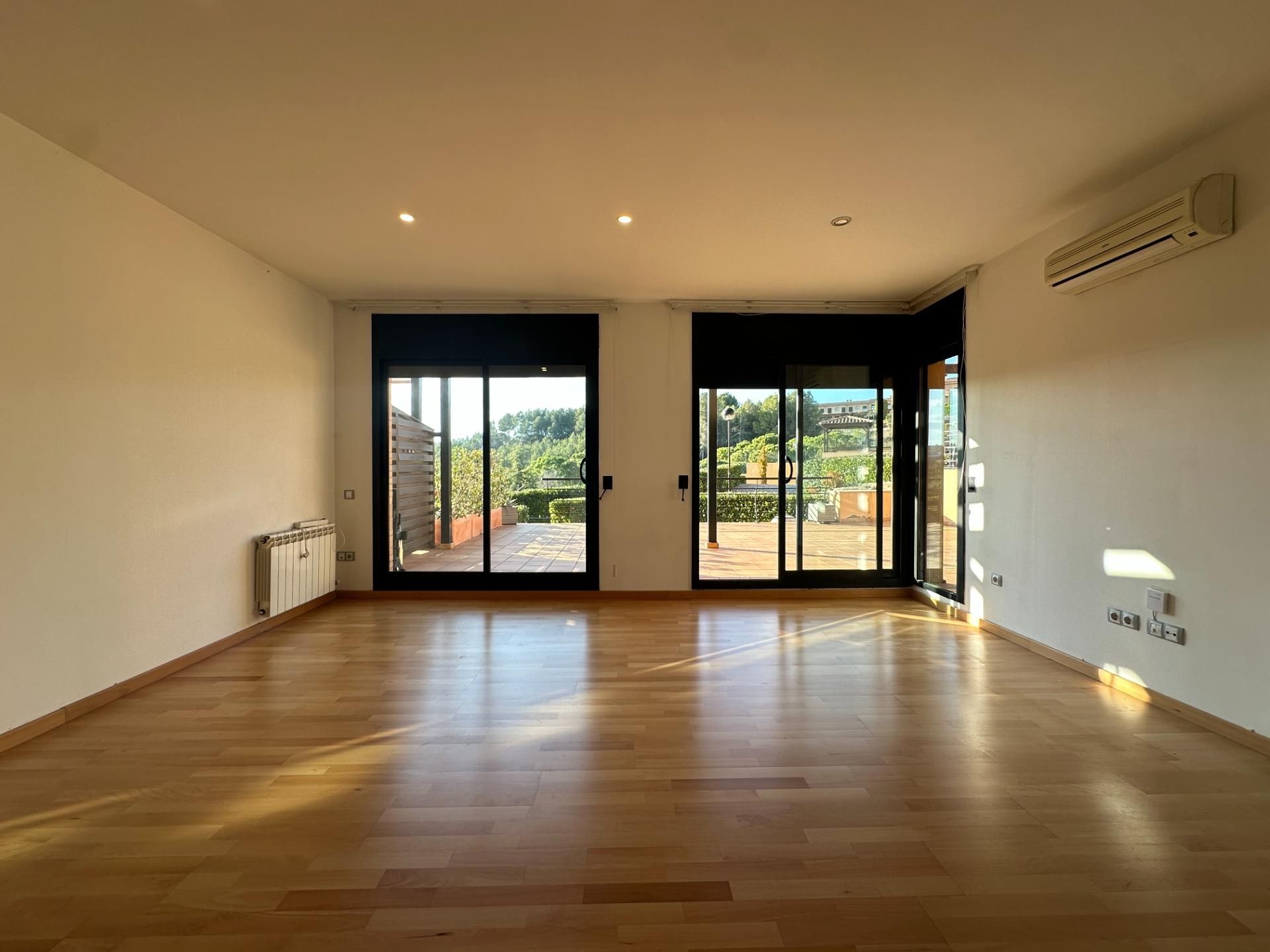 Sala d'estar de Casa adosada en venda en Sant Esteve Sesrovires amb Aire condicionat, Calefacció i Jardí privat