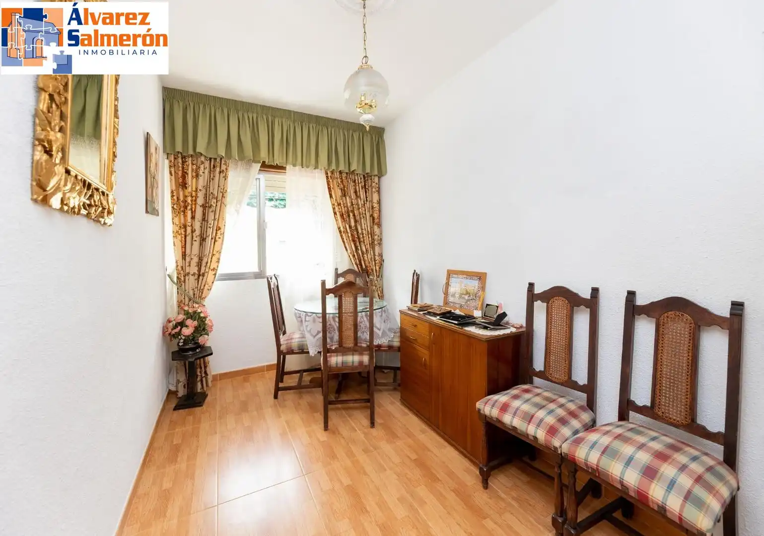 Schlafzimmer von Wohnung zum Verkauf in Granada mit Möbliert und Balkon