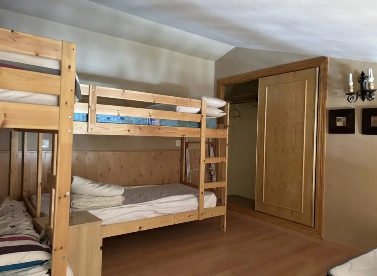 Habitación de Dúplex en venta en Puebla de Lillo con Calefacción, Trastero y Amueblado