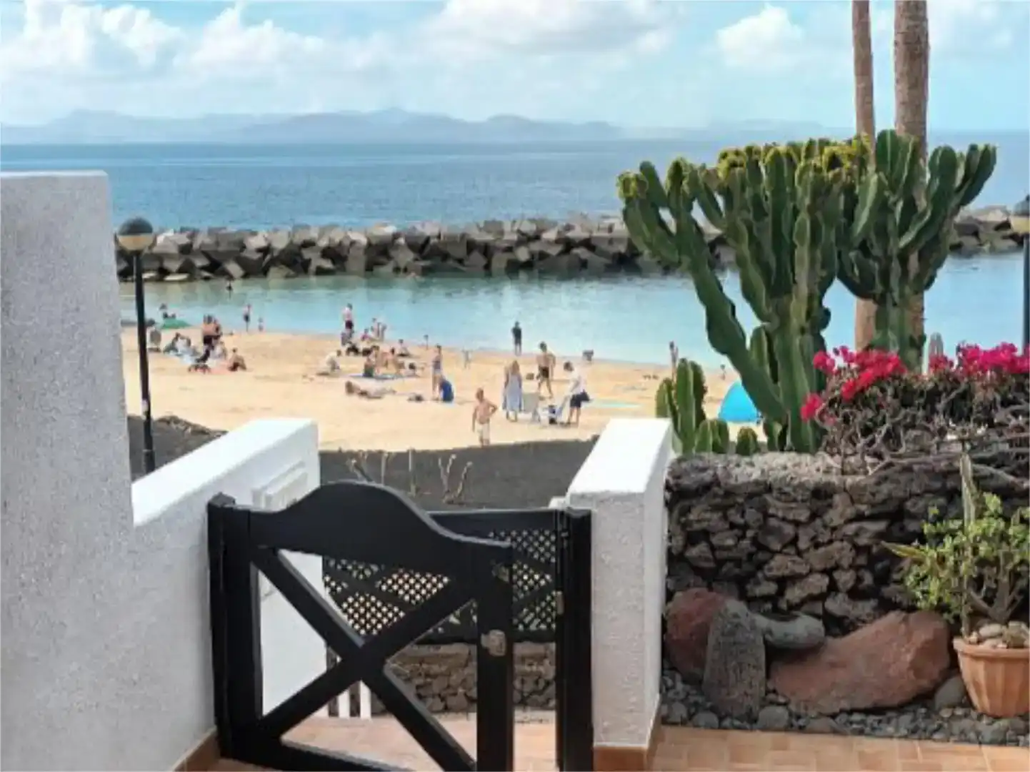 Vista exterior de Casa o xalet en venda en Yaiza amb Aire condicionat, Jardí privat i Piscina