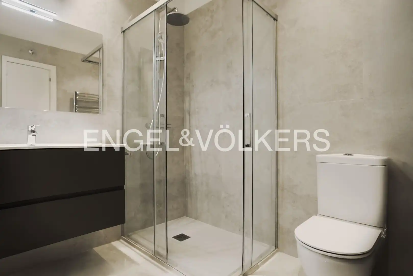Bany de Apartament de lloguer en Madrid amb Aire condicionat i Calefacció