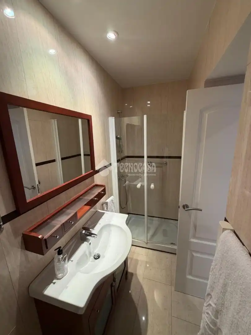 Bathroom of Flat for sale in Madrid  with Air Conditioner and Heating