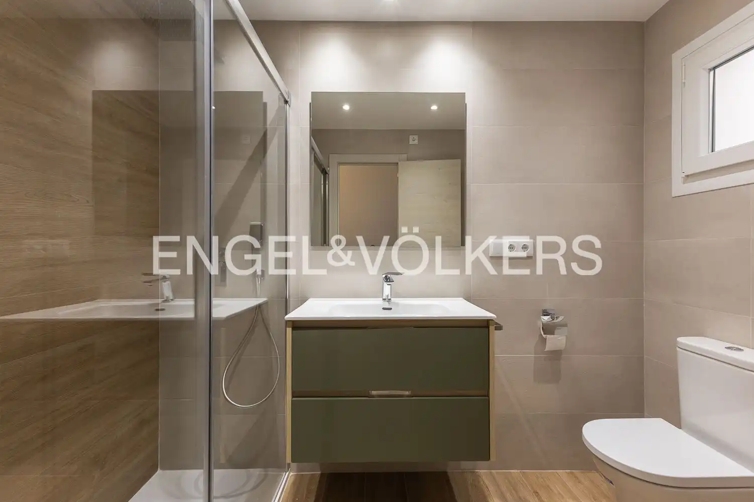 Baño de Piso de alquiler en Valencia con Calefacción y Balcón