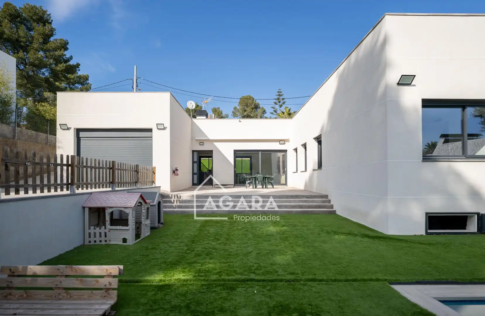 Vista exterior de Casa o xalet en venda en Corbera de Llobregat amb Calefacció i Jardí privat