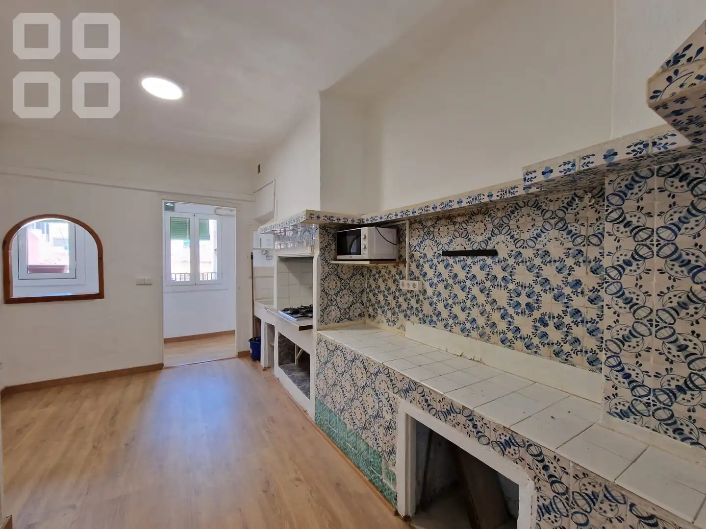 Cuina de Estudi de lloguer en Barcelona amb Parquet i Balcó
