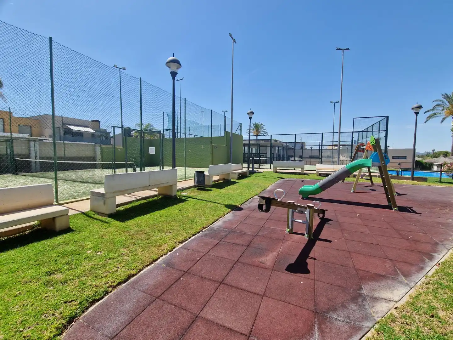 Terrasse von Einfamilien-Reihenhaus zum Verkauf in La Pobla de Vallbona mit Klimaanlage, Heizung und Privatgarten