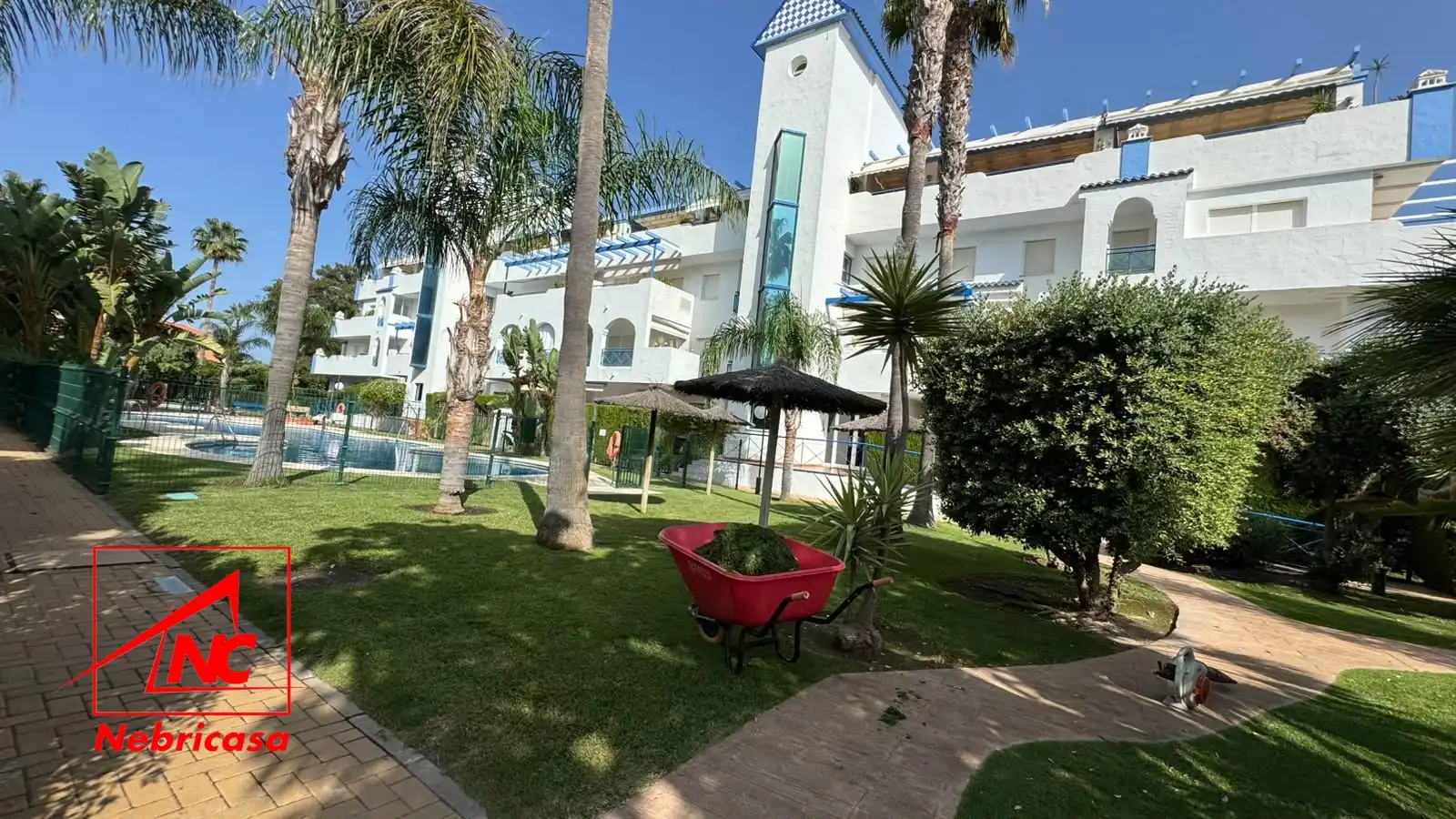 Vista exterior de Pis en venda en Rota amb Aire condicionat, Terrassa i Piscina