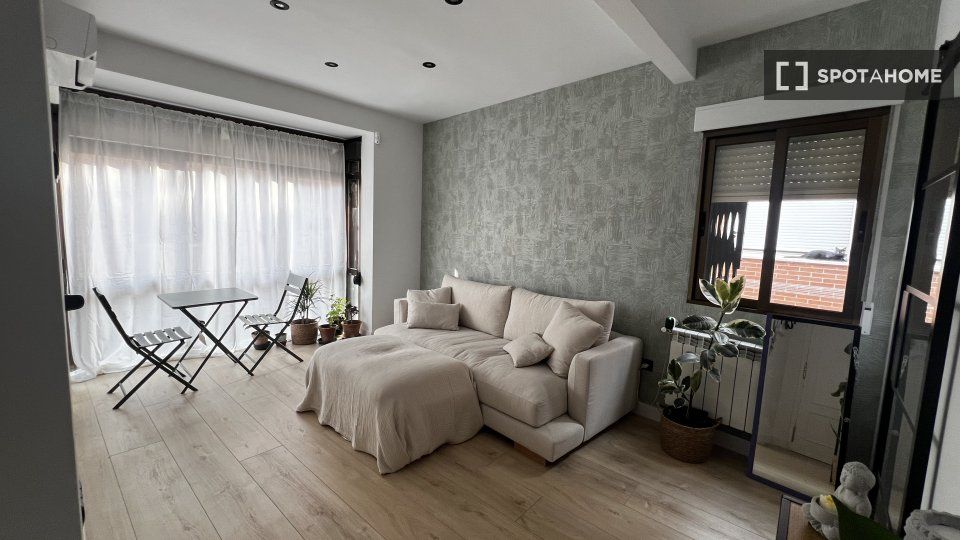 Sala de estar de Piso de alquiler en  Madrid Capital con Aire acondicionado, Calefacción y Amueblado