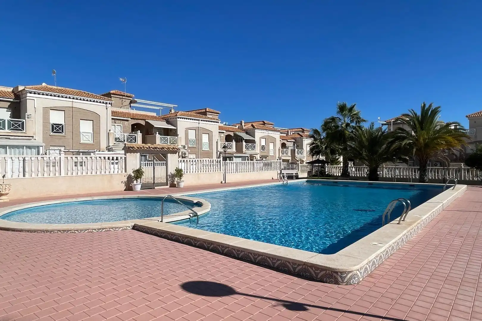 Piscina de Casa adosada en venda en Torrevieja amb Aire condicionat, Jardí privat i Terrassa