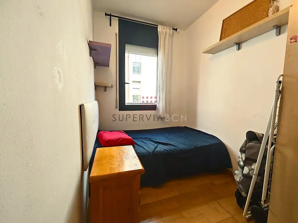 Schlafzimmer von Dachboden zum Verkauf in Barcelona mit Balkon