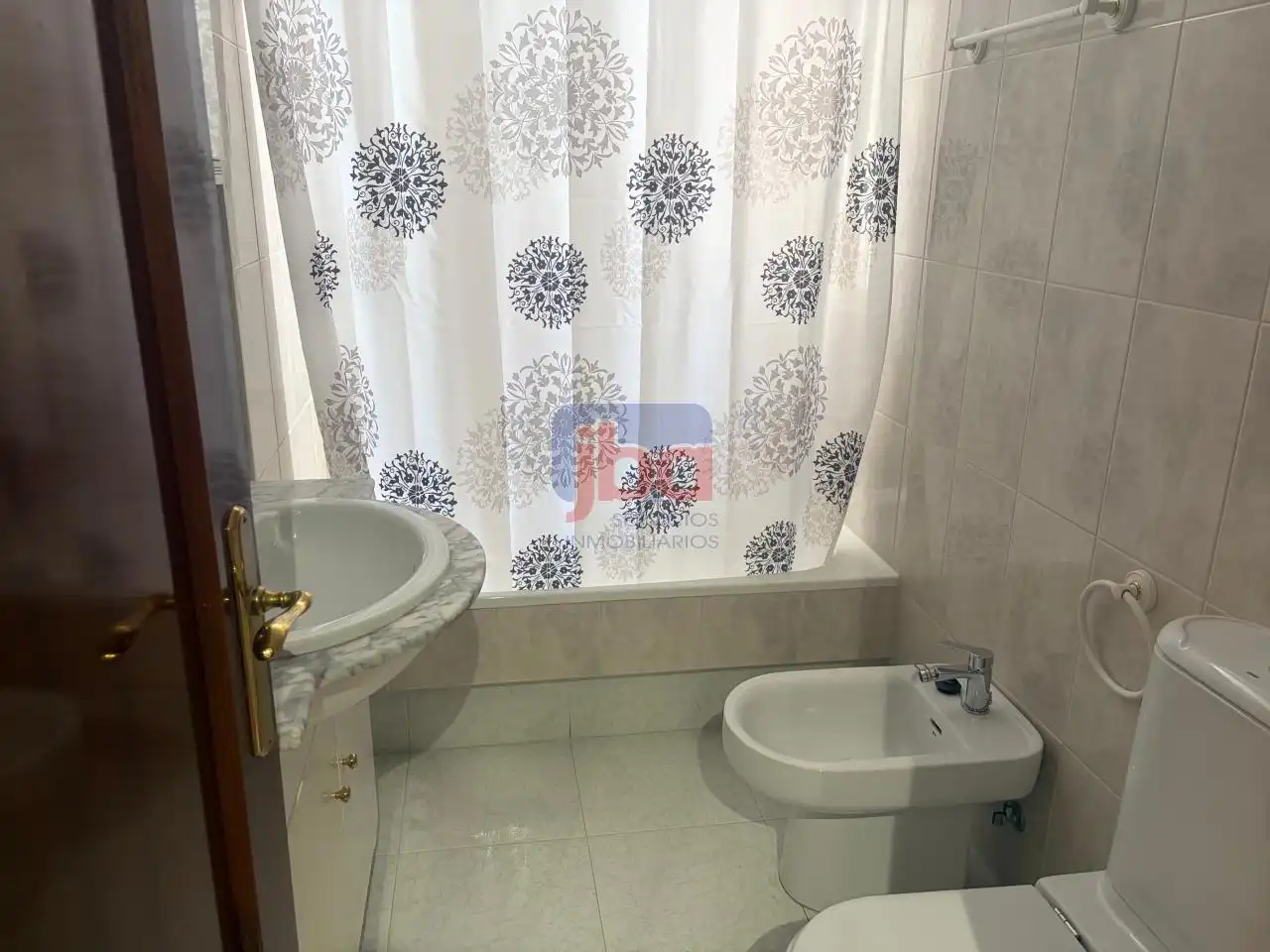 Bathroom of Flat for rent in Ourense Capital   with Heating, Storage room and Furnished