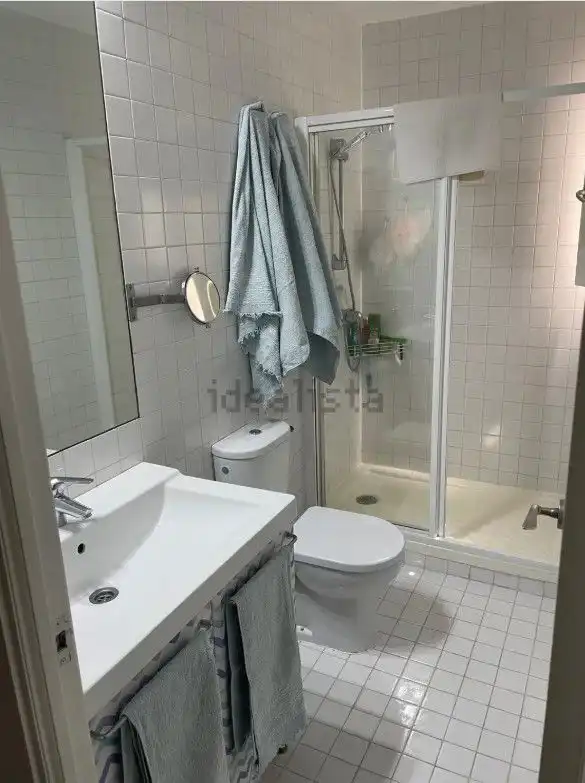 Bathroom of Flat for sale in Sevilla  with Air Conditioner, Heating and Terrace
