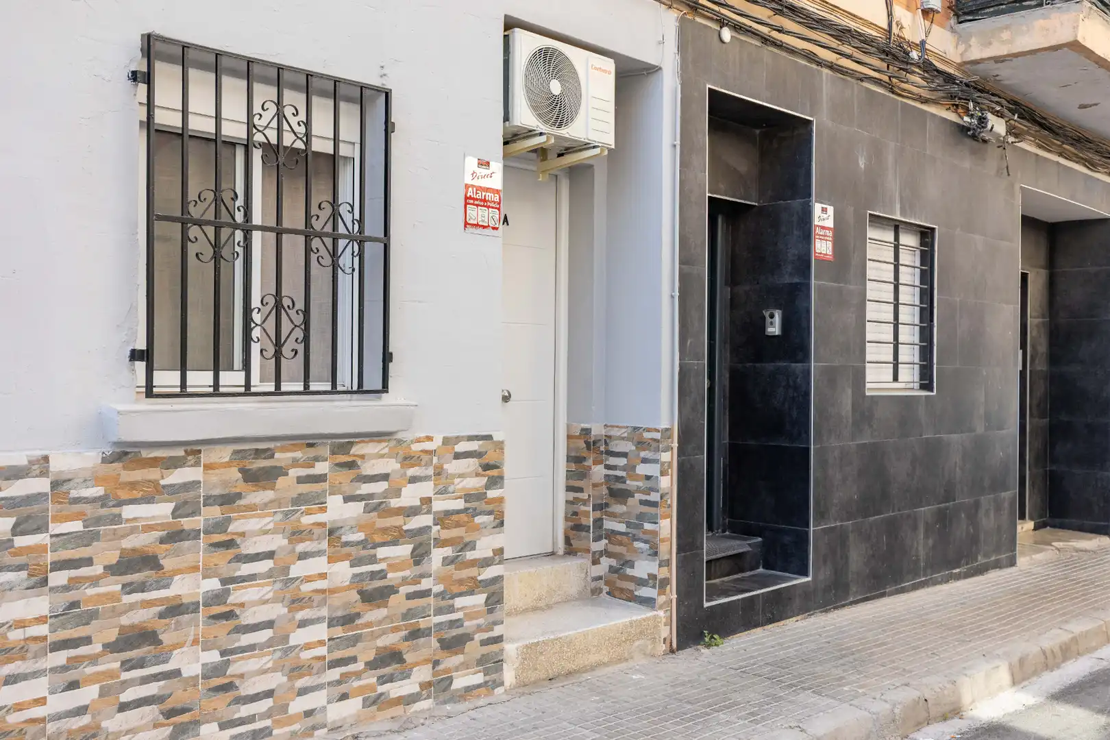 Vista exterior de Planta baixa en venda en La Pobla de Vallbona amb Aire condicionat, Terrassa i Moblat
