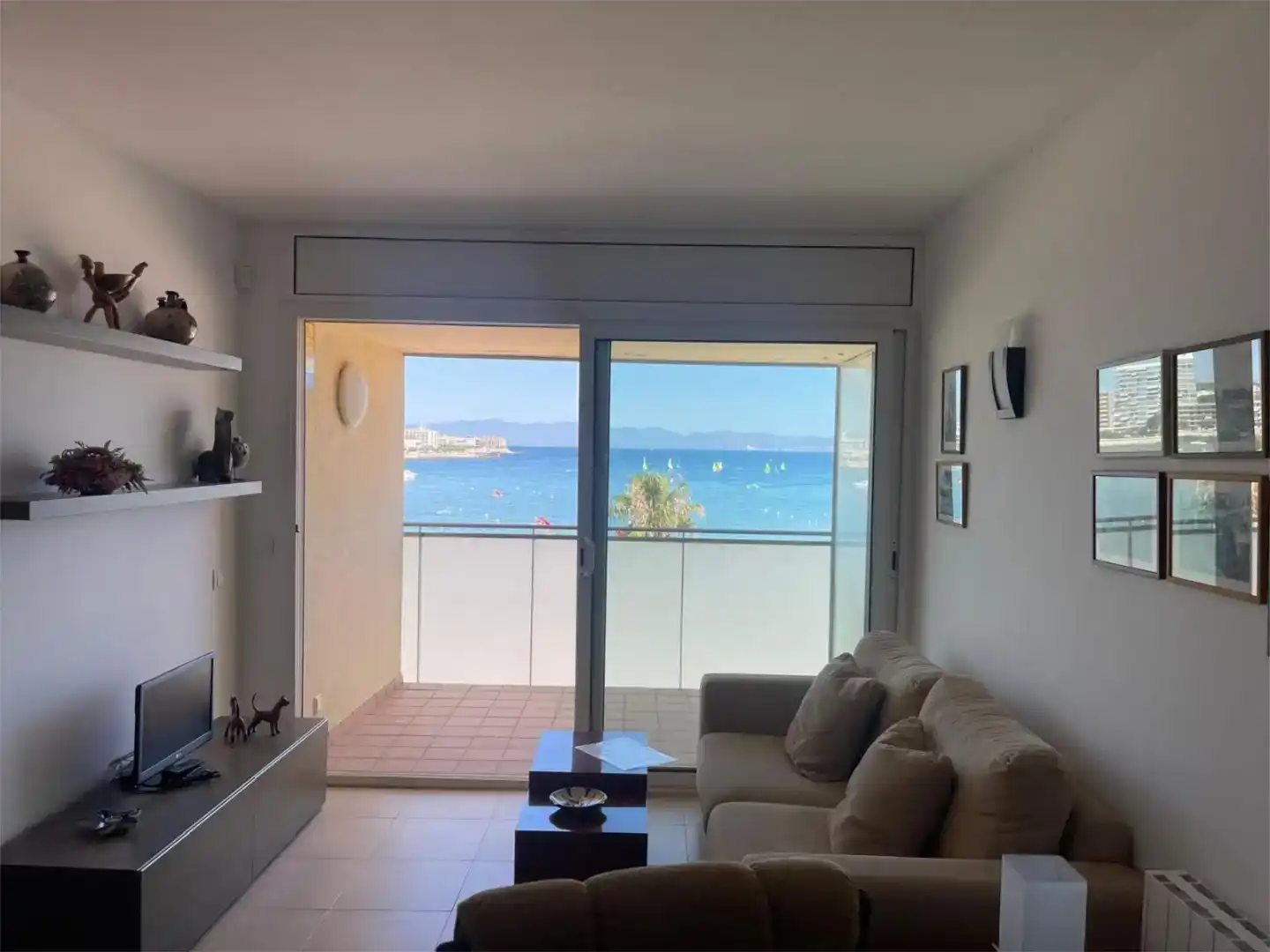 Sala d'estar de Apartament en venda en L'Escala amb Aire condicionat i Balcó