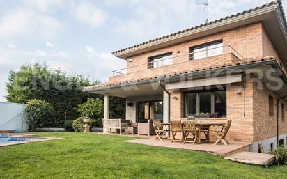 Exterior view of House or chalet for sale in Sant Cugat del Vallès  with Air Conditioner, Heating and Private garden