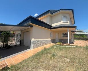 Außenansicht von Einfamilien-Reihenhaus miete in Alpedrete mit Terrasse