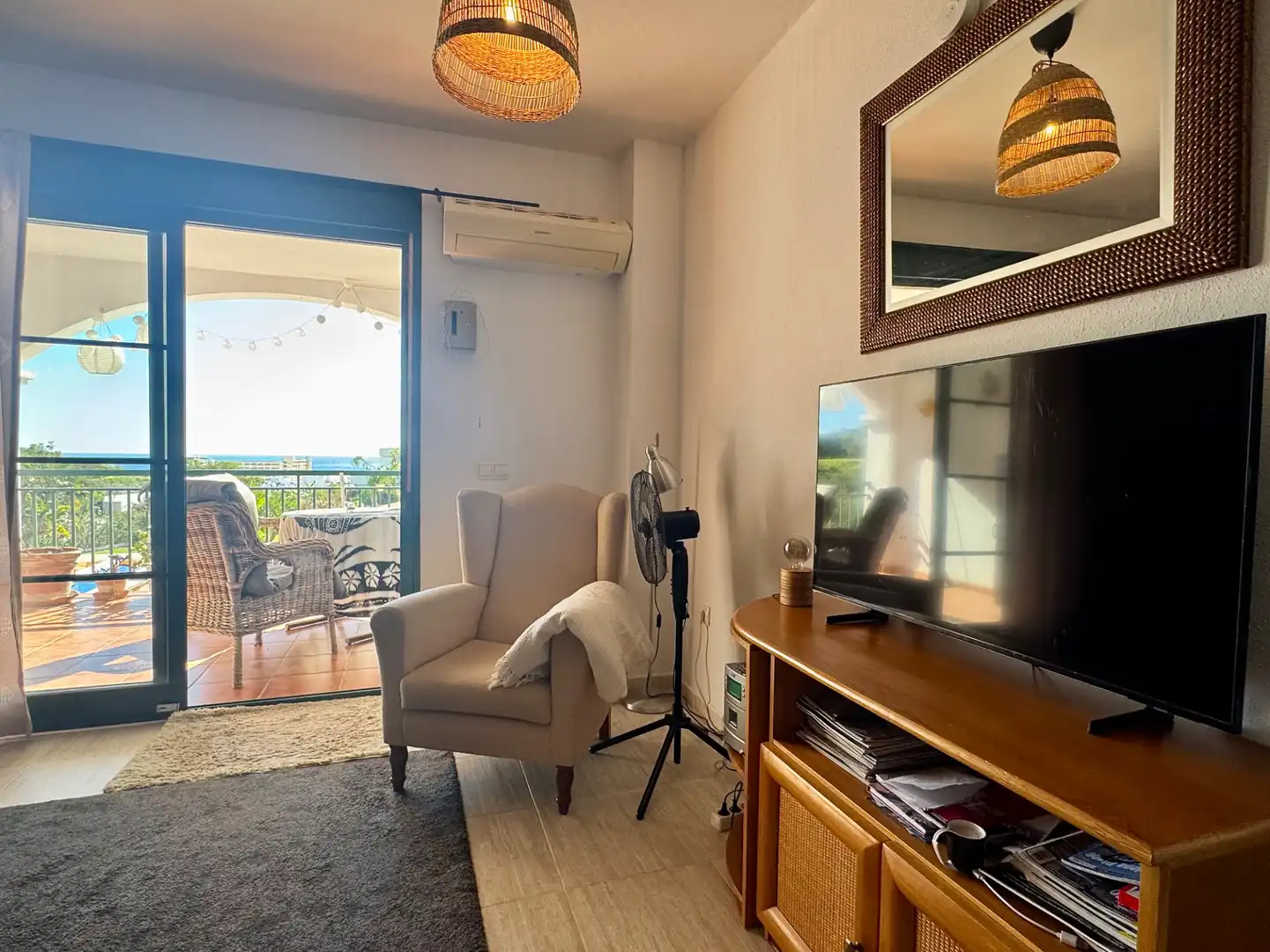 Sala d'estar de Apartament en venda en Benalmádena amb Aire condicionat, Terrassa i Moblat