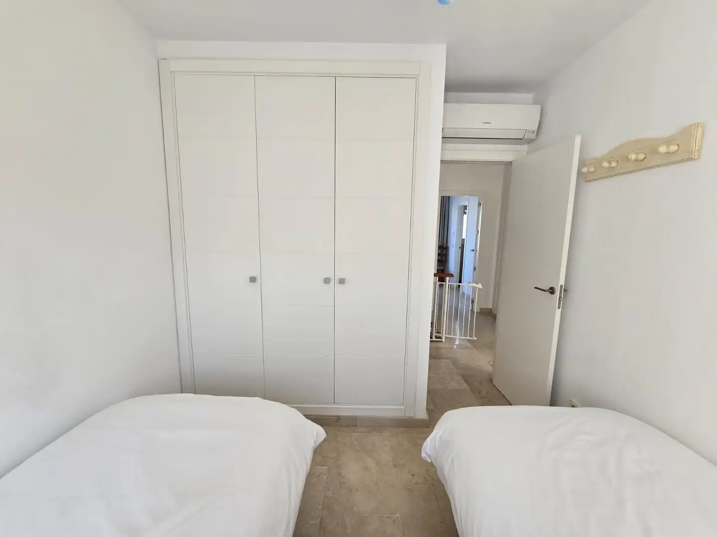 Dormitori de Casa adosada en venda en Marbella amb Aire condicionat, Terrassa i Moblat